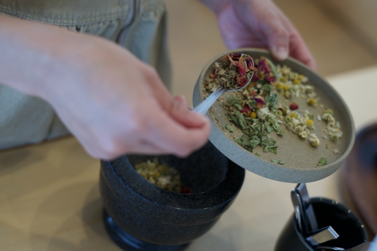 手元で植物を合わせる時間。自分の感覚に合う香りを探します。