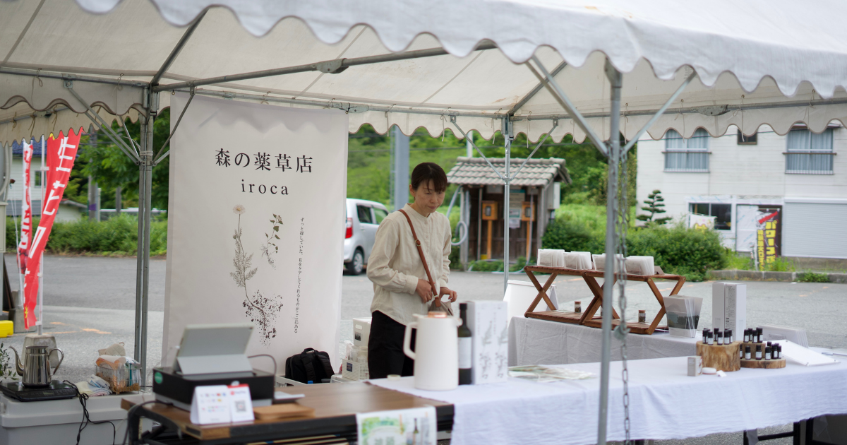 神鍋ハーブフェアの会場。地域の方にirocaを手に取っていただく時間です。