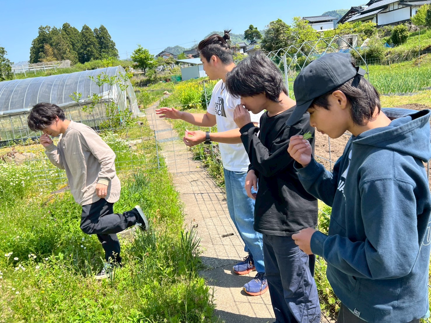 子どもたちと一緒に、土や植物に触れる時間を過ごしました。