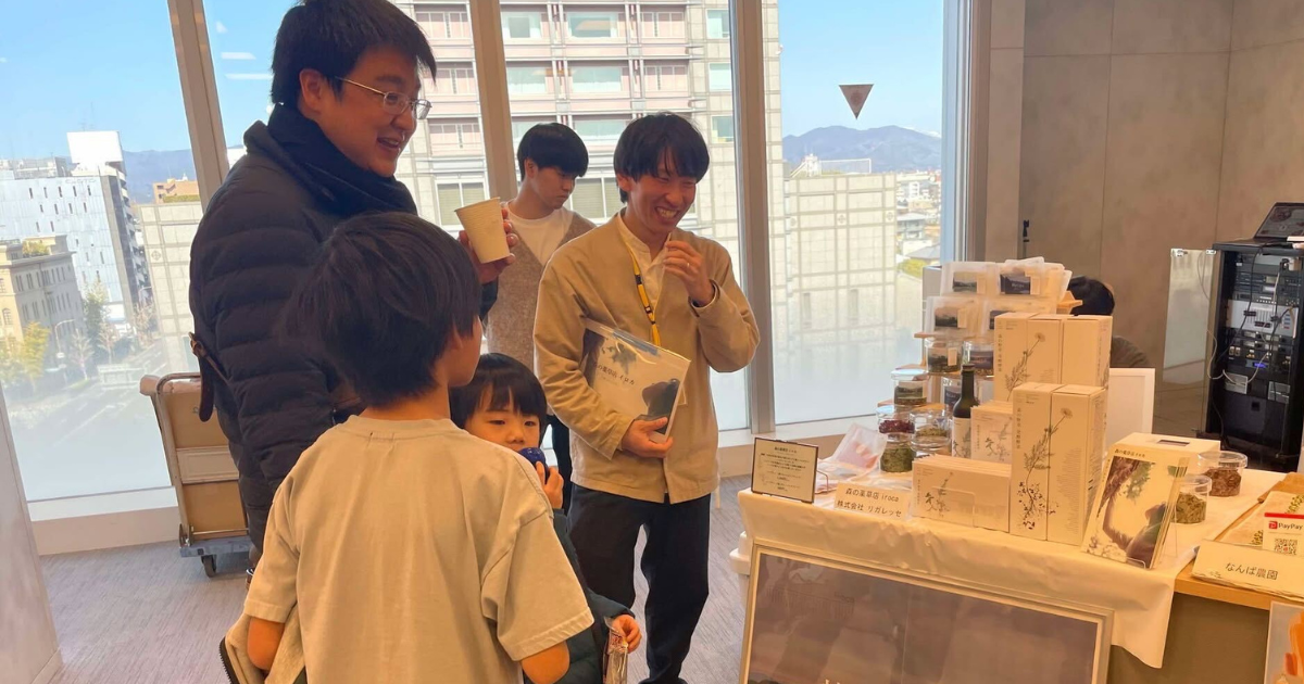 商品を並べ、植物ケアの考え方を伝えました。